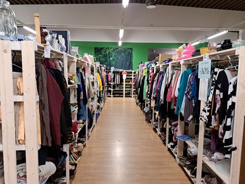 117 kirpputoripöydän vaihtuva valikoima mahdollistavat upeita löytöjä.