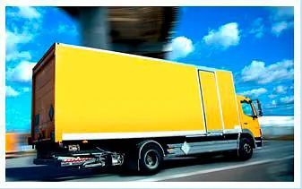 Un camión amarillo circula por una autopista.