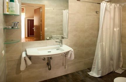 Un baño con lavabo, espejo y cortina de ducha.