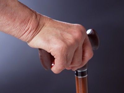 Un primer plano de la mano de una persona sosteniendo un bastón.