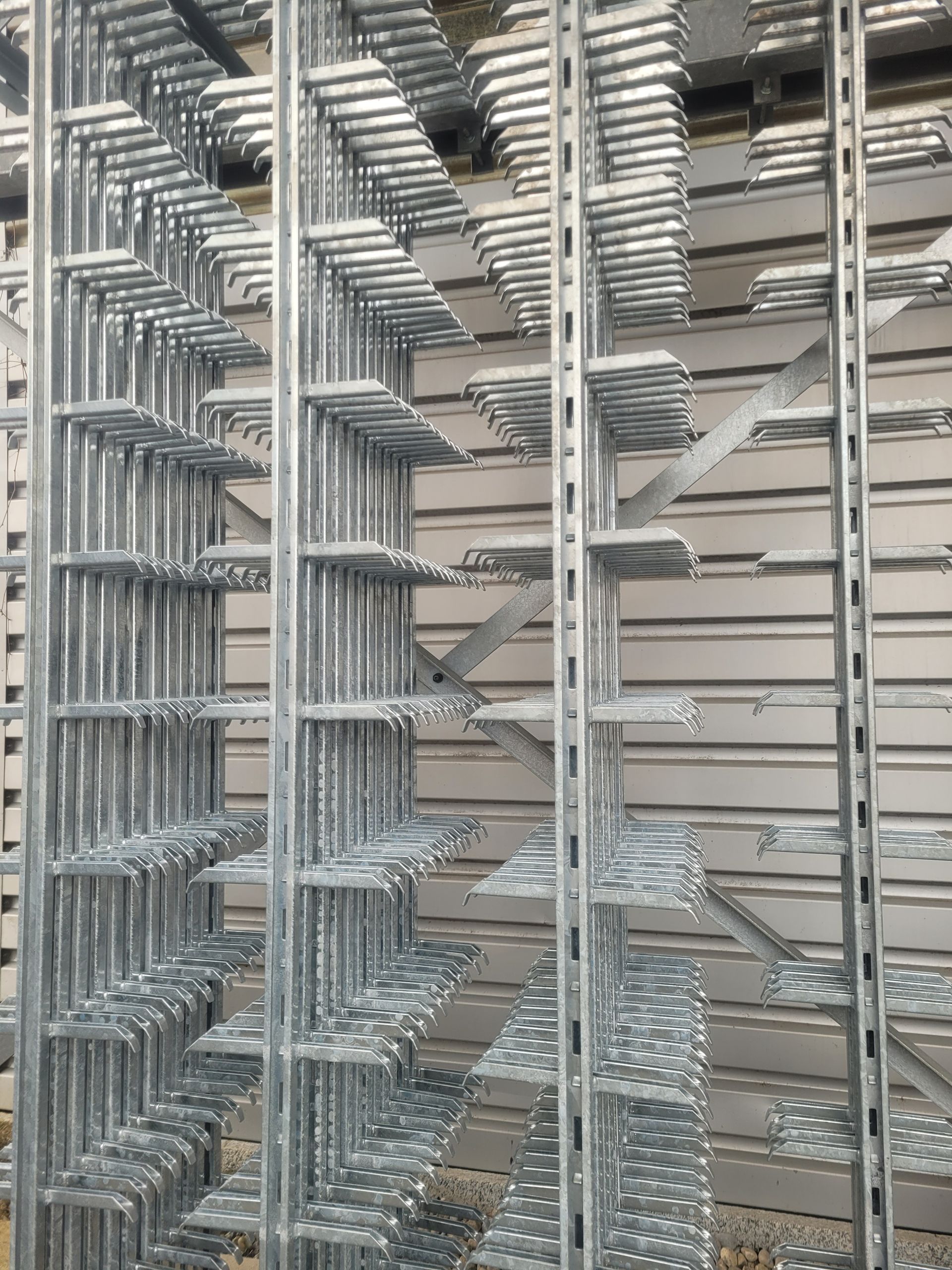 Eine Frau und ein Mann im Anzug unterhalten sich an einem Schreibtisch in einem Büro.