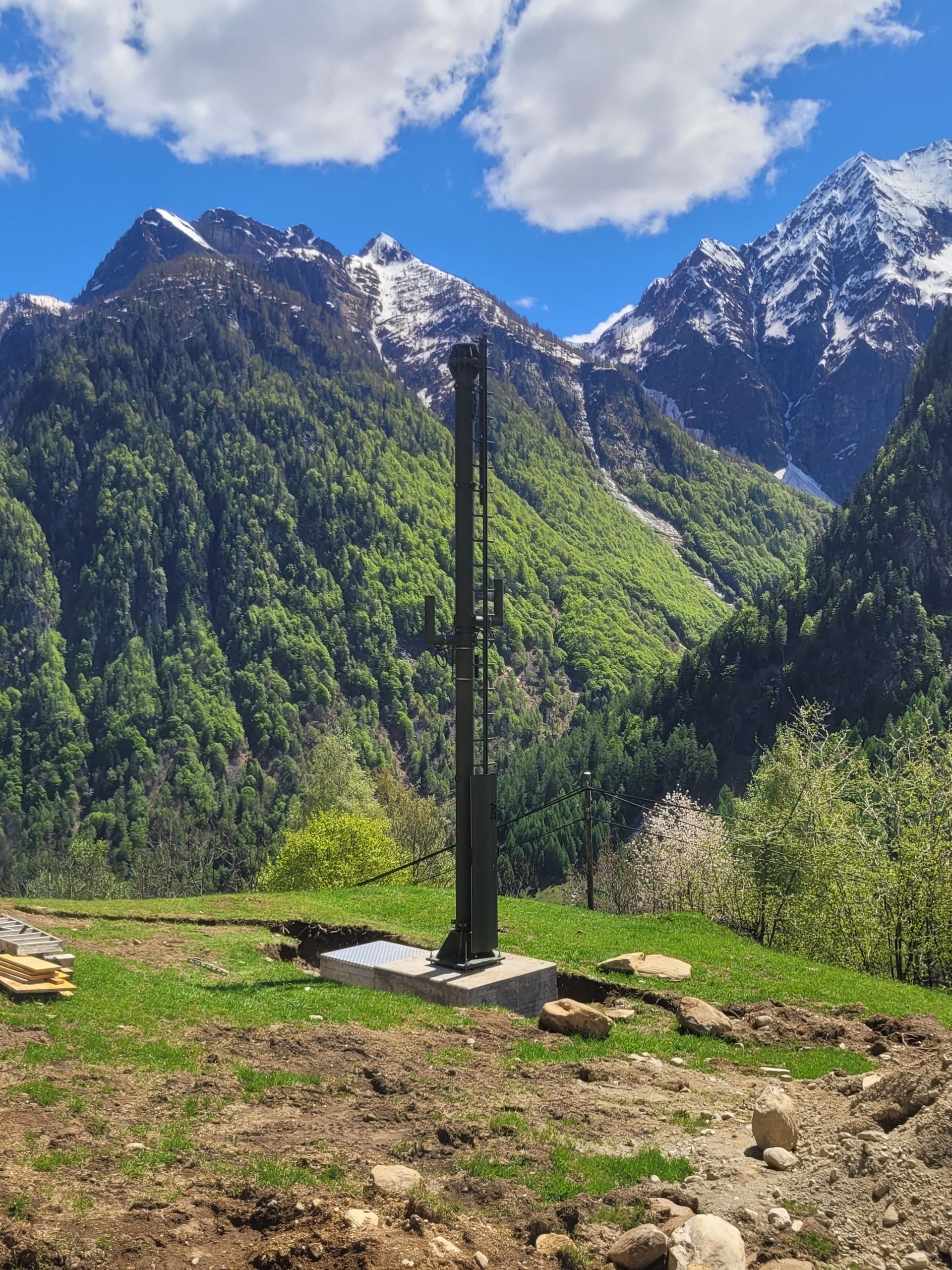Stahlbetonfundament mit Metallrahmen für ein Bauwerk in einer Baugrube.