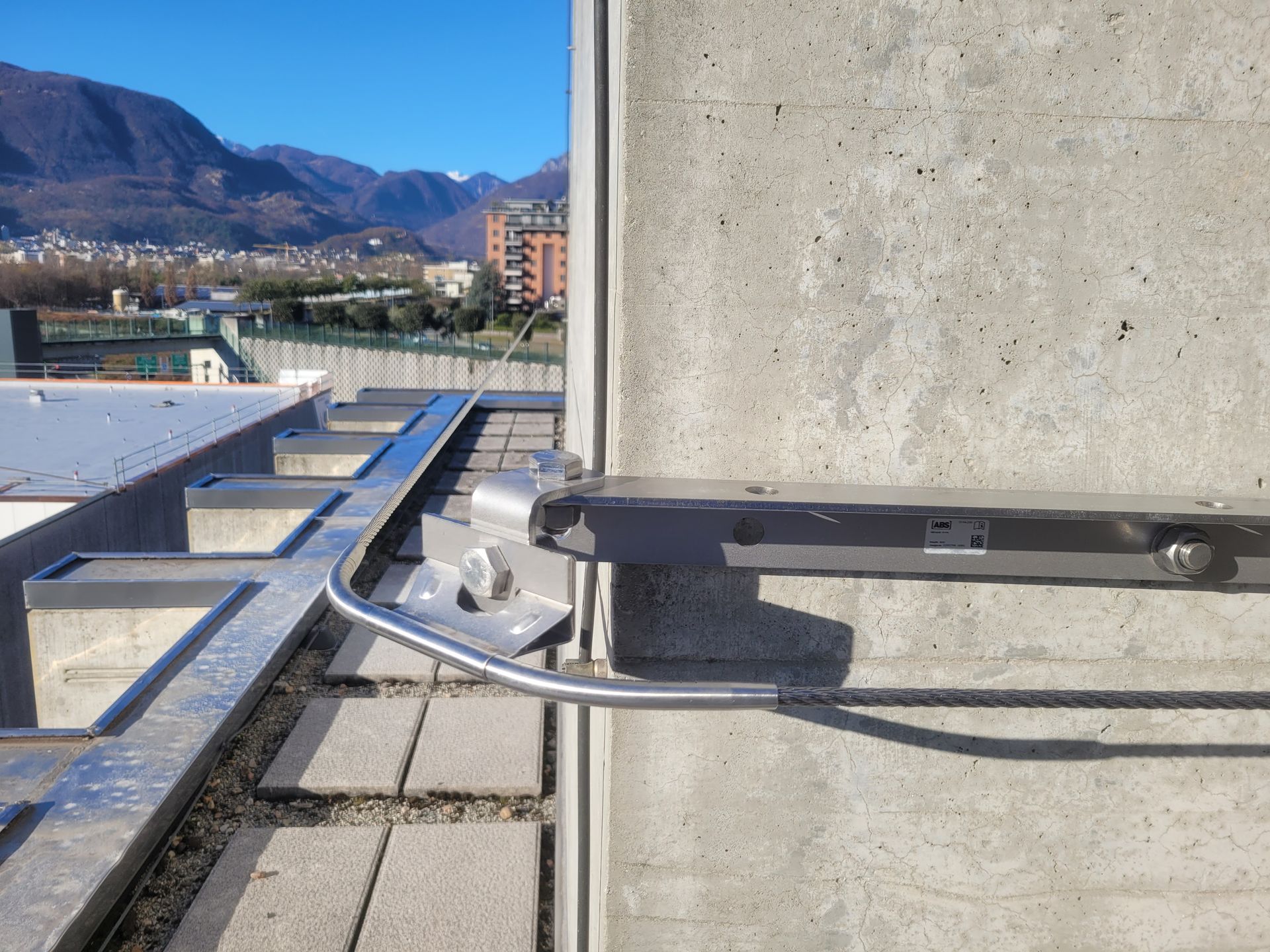 Rohre und Kabel in einem dunklen Industrieraum, beleuchtet von einem Scheinwerfer.