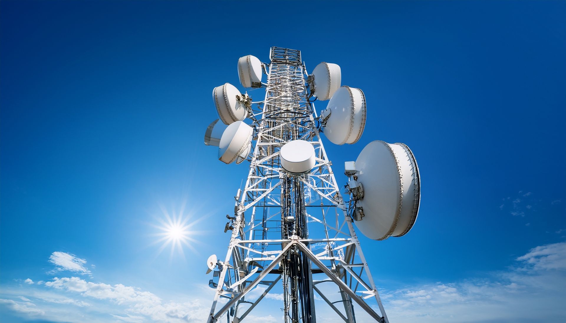 Blick nach oben auf einen mit Eis bedeckten Metallturm. Eine Leiter führt zu einer runden Plattform an der Spitze.