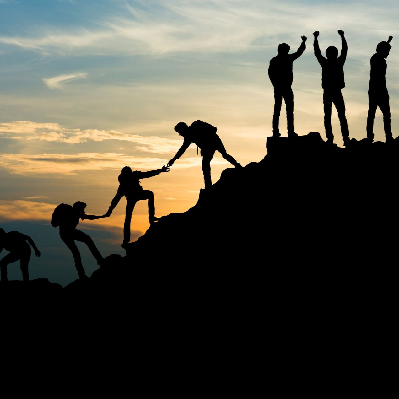 Personen in Geschäftskleidung sitzen an einem Konferenztisch und diskutieren Ideen.