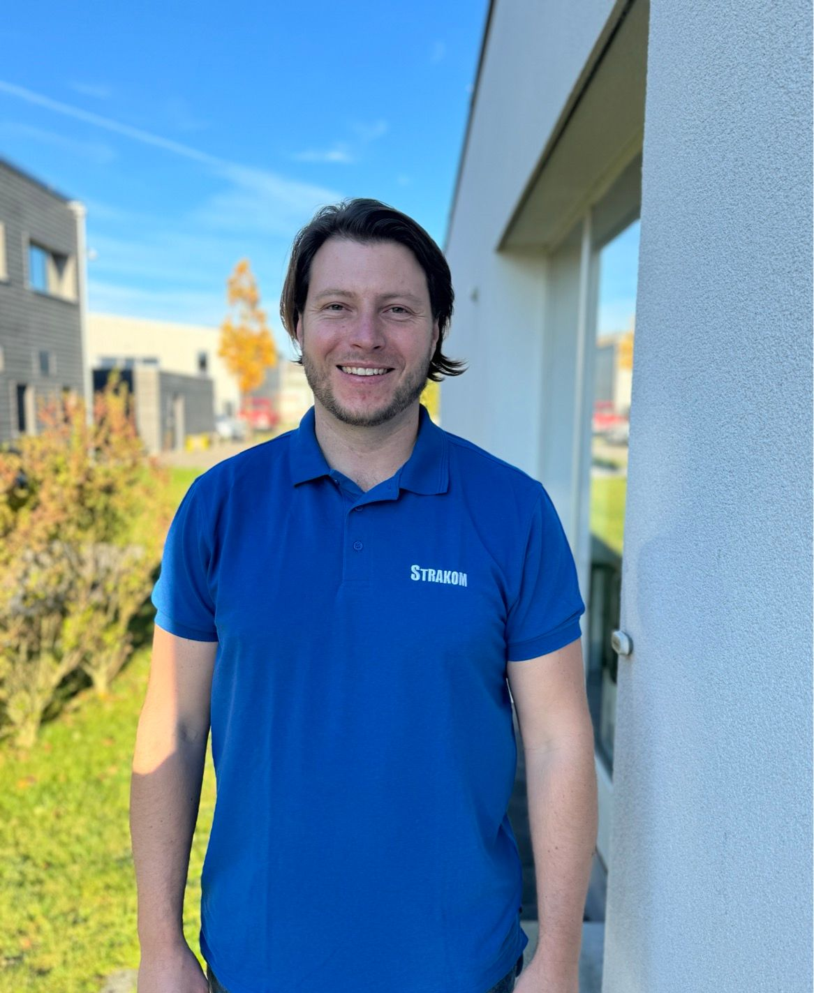 Silhouette einer Person mit kreisförmigem Kopf und Oberkörper, grau umrandet.