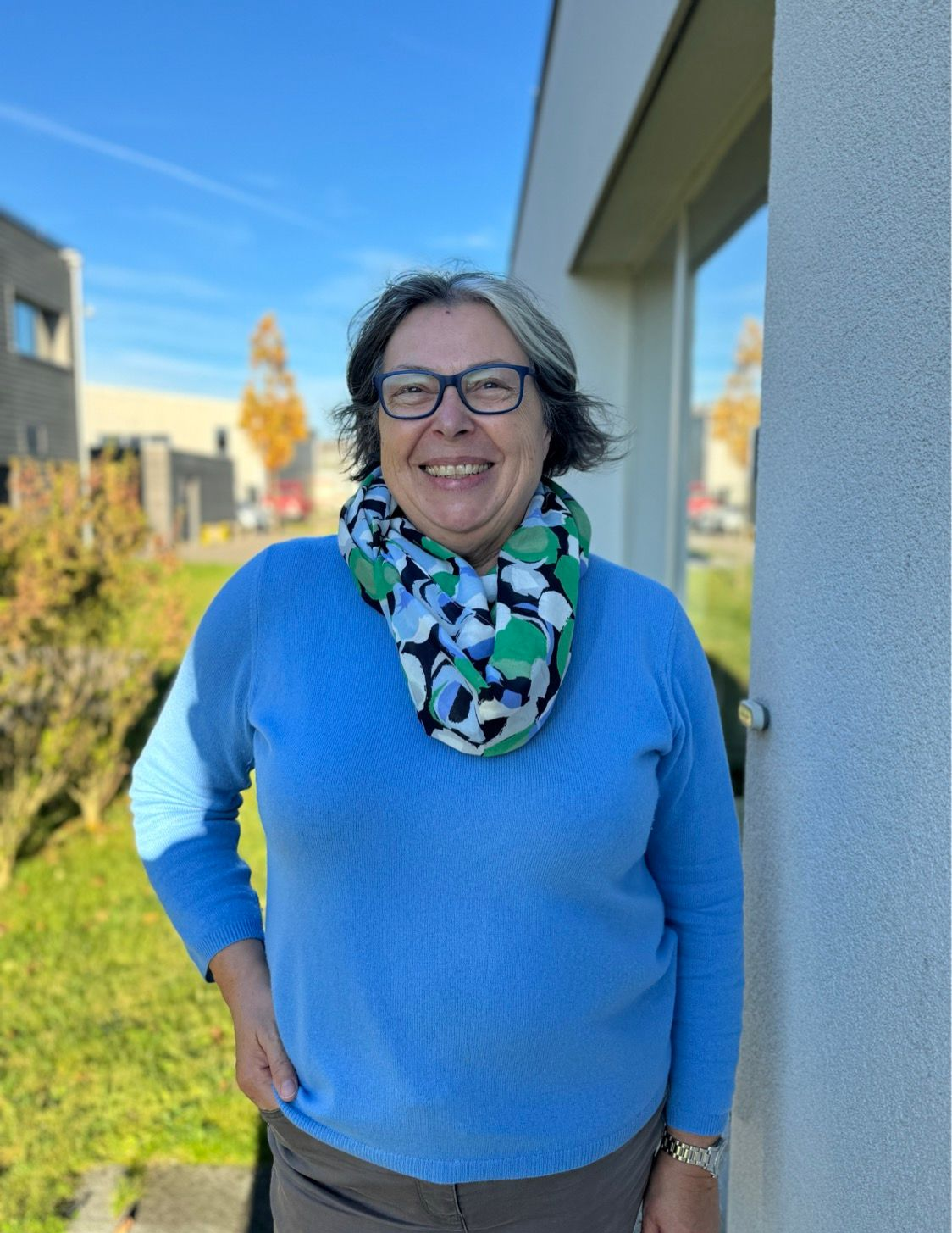 Silhouette einer Person mit kreisförmigem Kopf und Oberkörper, grau umrandet.