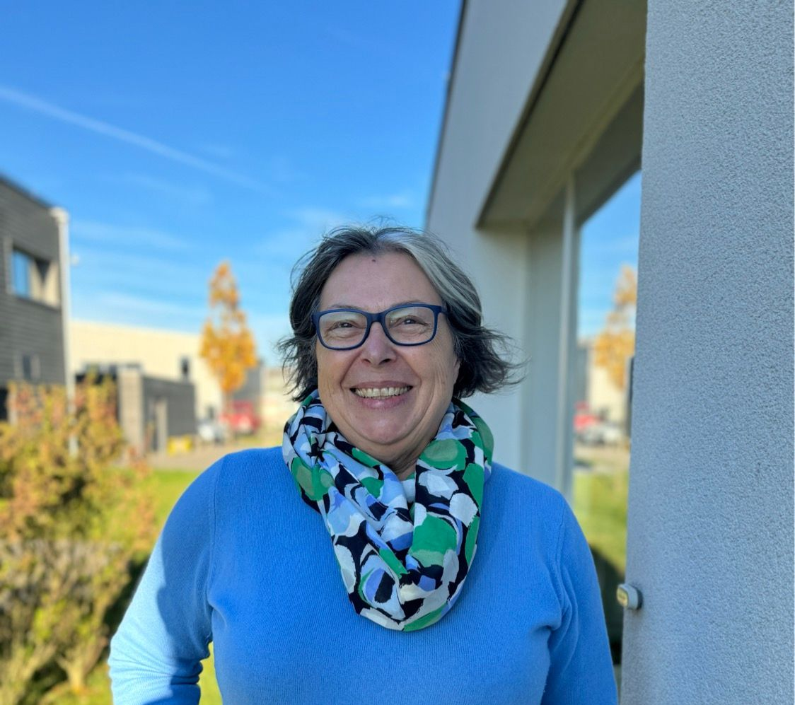 Silhouette einer Person mit kreisförmigem Kopf und Oberkörper, grau umrandet.