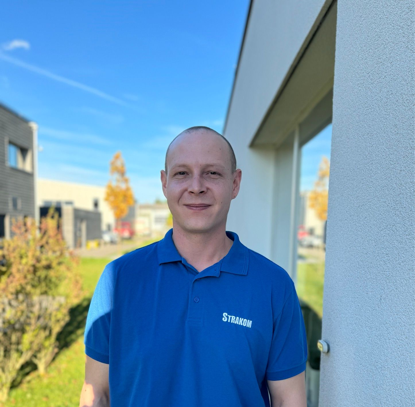 Silhouette einer Person mit kreisförmigem Kopf und Oberkörper, grau umrandet.