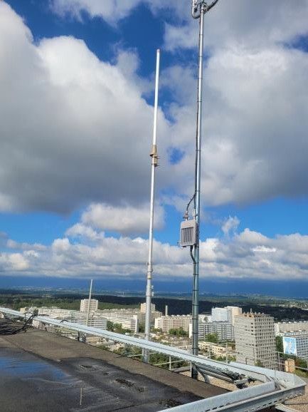 Stahlbetonfundament mit Metallrahmen für ein Bauwerk in einer Baugrube.
