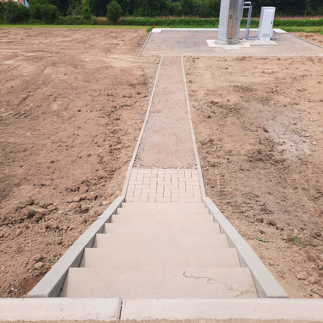 Eine Treppe, die zu einem Feld hinaufführt