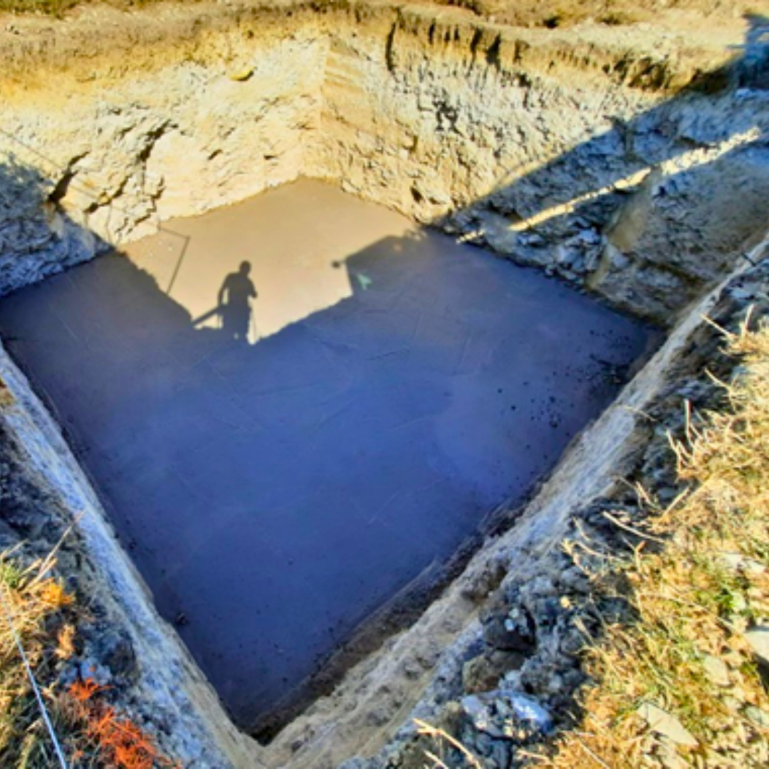 Der Schatten einer Person wird auf eine Betonoberfläche geworfen