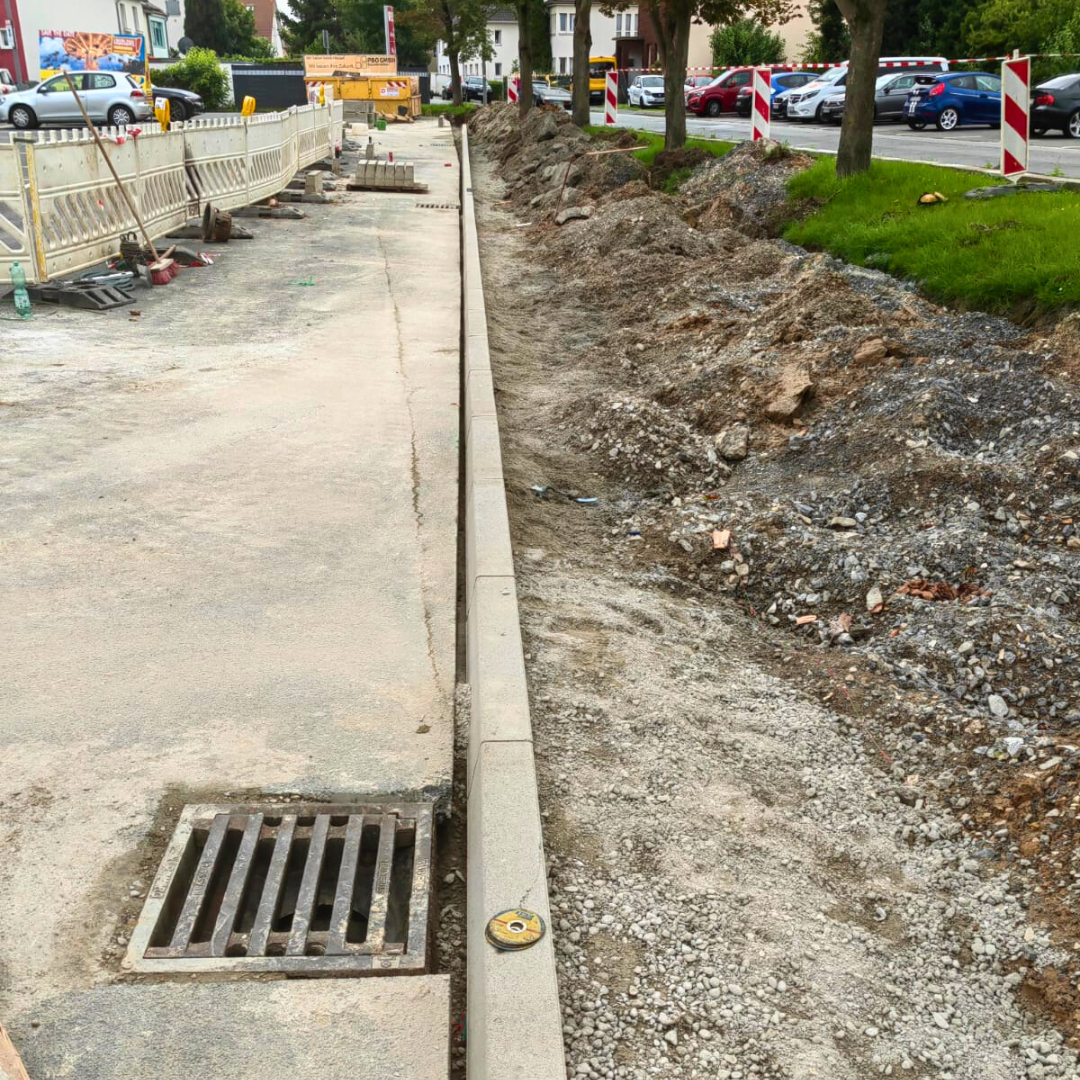 Ein Abfluss am Rand einer im Bau befindlichen Straße