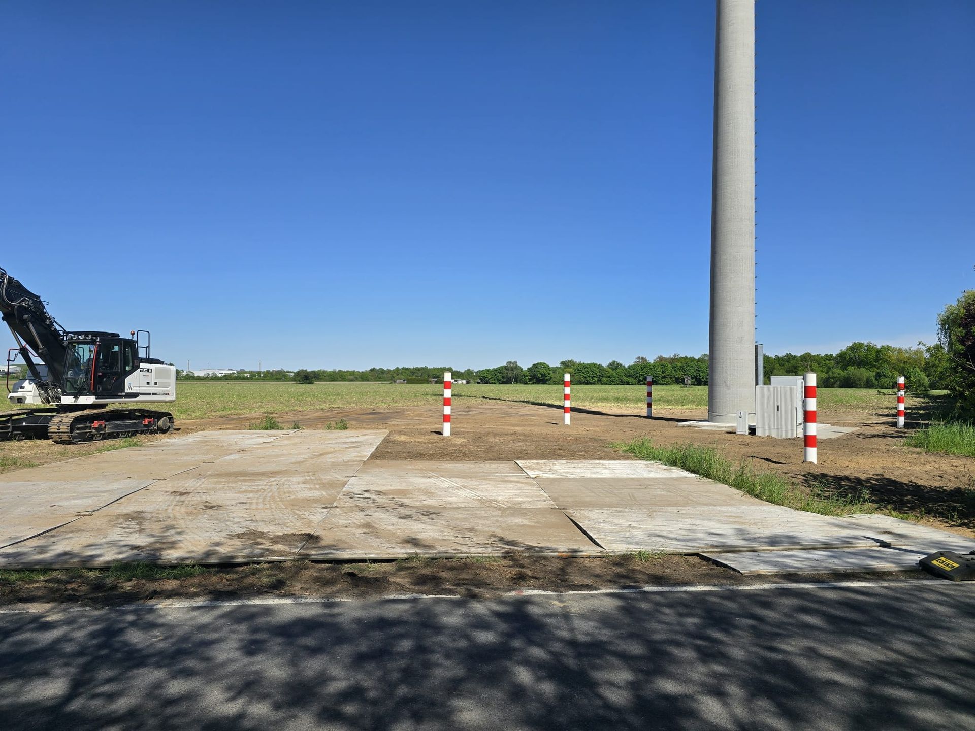 Wegebau mit einem Bagger an einem Feld