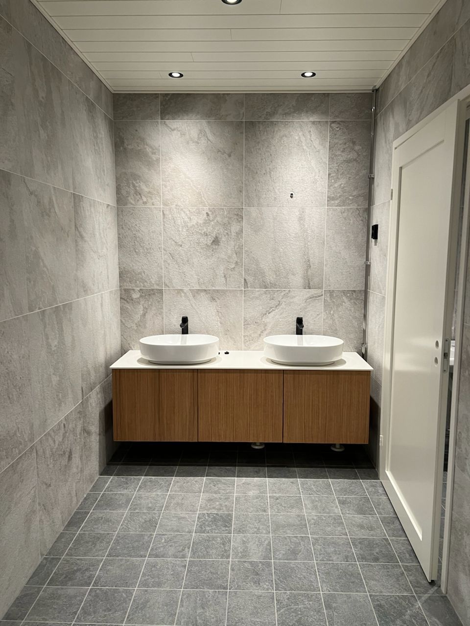 Kylpyhuoneremontti ja kahden suihkun asennus moderniin märkätilaan – laadukkaat LVI-asennukset Pornaisissa ja Askolassa.