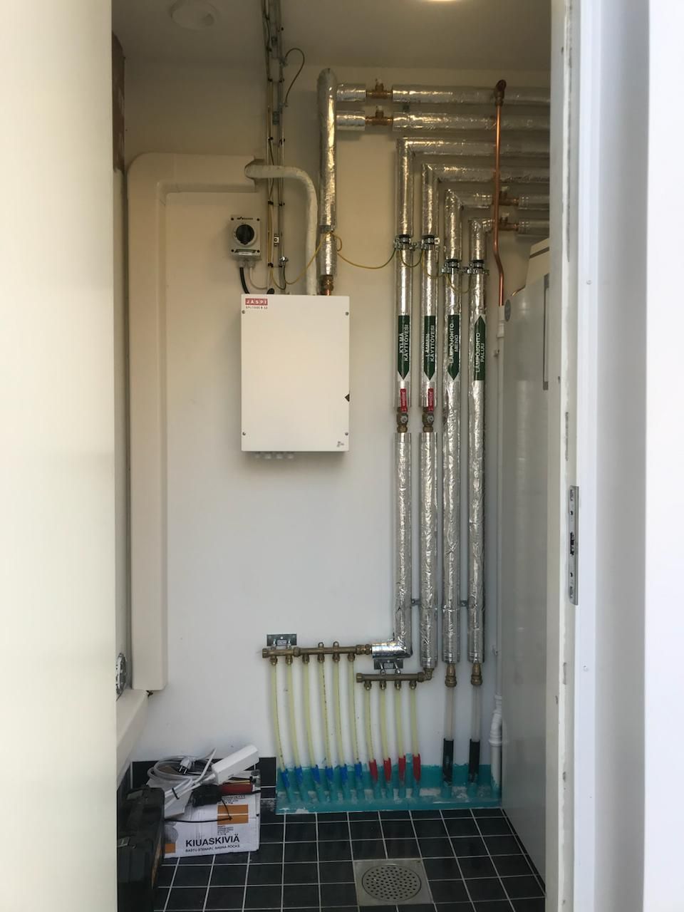 Lämmitysjärjestelmän asennus ja eristetyt putkityöt teknisessä tilassa – LVI-urakointia Porvoossa ja Sipoossa.