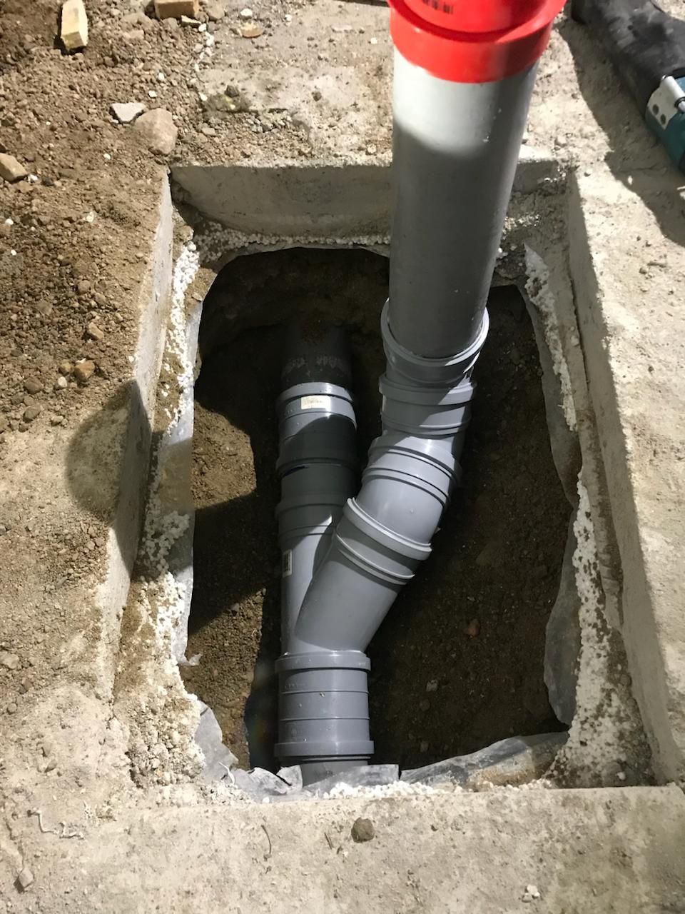 Kiinteistön lämmitysjärjestelmän automatiikan tai lämmönsäätimen asennus kerrostalon seinään – LVI-työt Vantaalla.