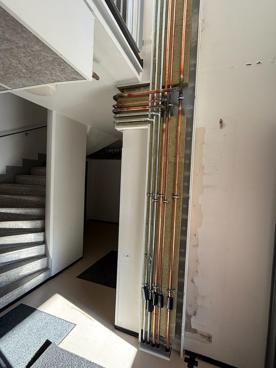 Huolellinen putkien uusiminen ja linjasaneeraus porraskäytävässä – ammattitaitoiset LVI-työt Vantaalla ja Sipoossa.