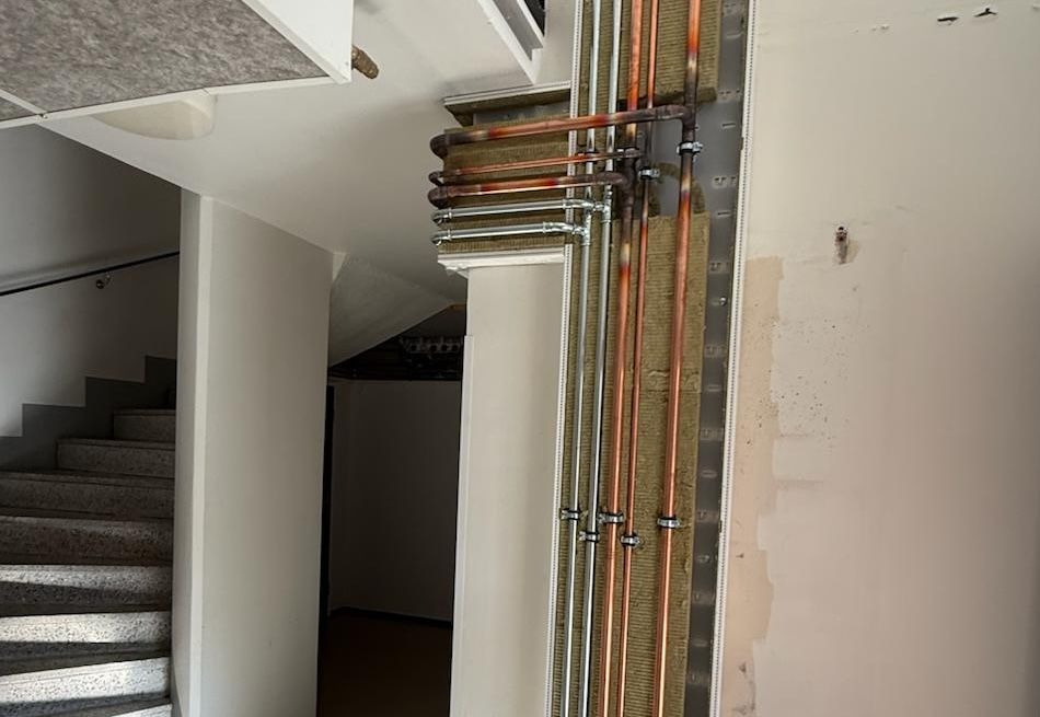 Huolellinen putkien uusiminen ja linjasaneeraus porraskäytävässä – ammattitaitoiset LVI-työt Vantaalla ja Sipoossa.