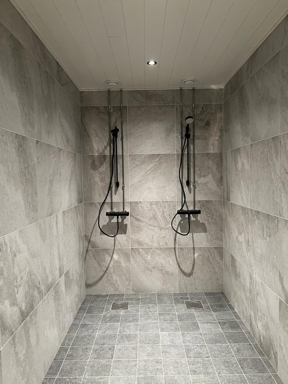 Kylpyhuoneremontti ja kahden suihkun asennus moderniin märkätilaan – laadukkaat LVI-asennukset Pornaisissa ja Askolassa.