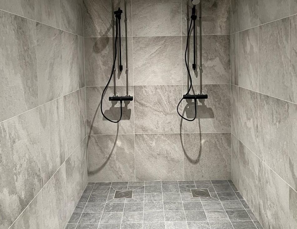 Kylpyhuoneremontti ja kahden suihkun asennus moderniin märkätilaan – laadukkaat LVI-asennukset Pornaisissa ja Askolassa.