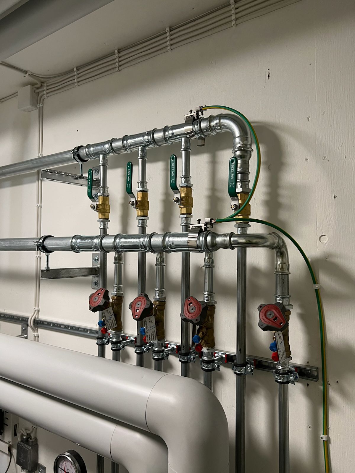 Siisti lämmitysjärjestelmän putkiasennus ja sulkuventtiilien asennus tekniseen tilaan Vantaalla.