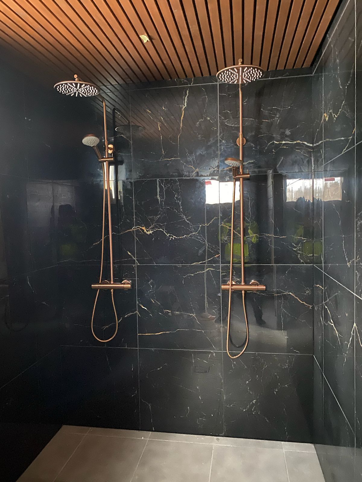 Ylellinen kylpyhuoneremontti ja design-suihkujen asennus ammattitaidolla Sipoossa.