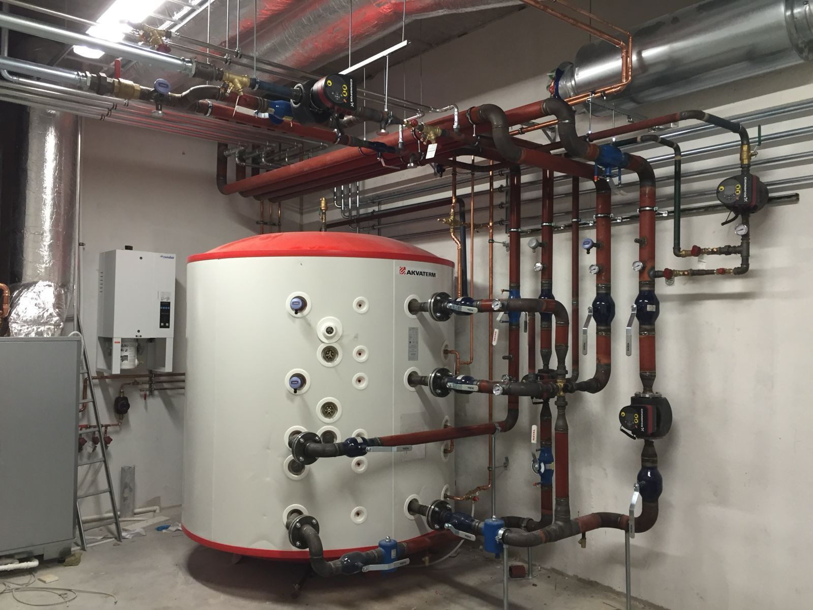 Suuren lämminvesivaraajan kytkentä ja teknisen tilan kokonaisvaltainen LVI-urakointi Porvoossa.