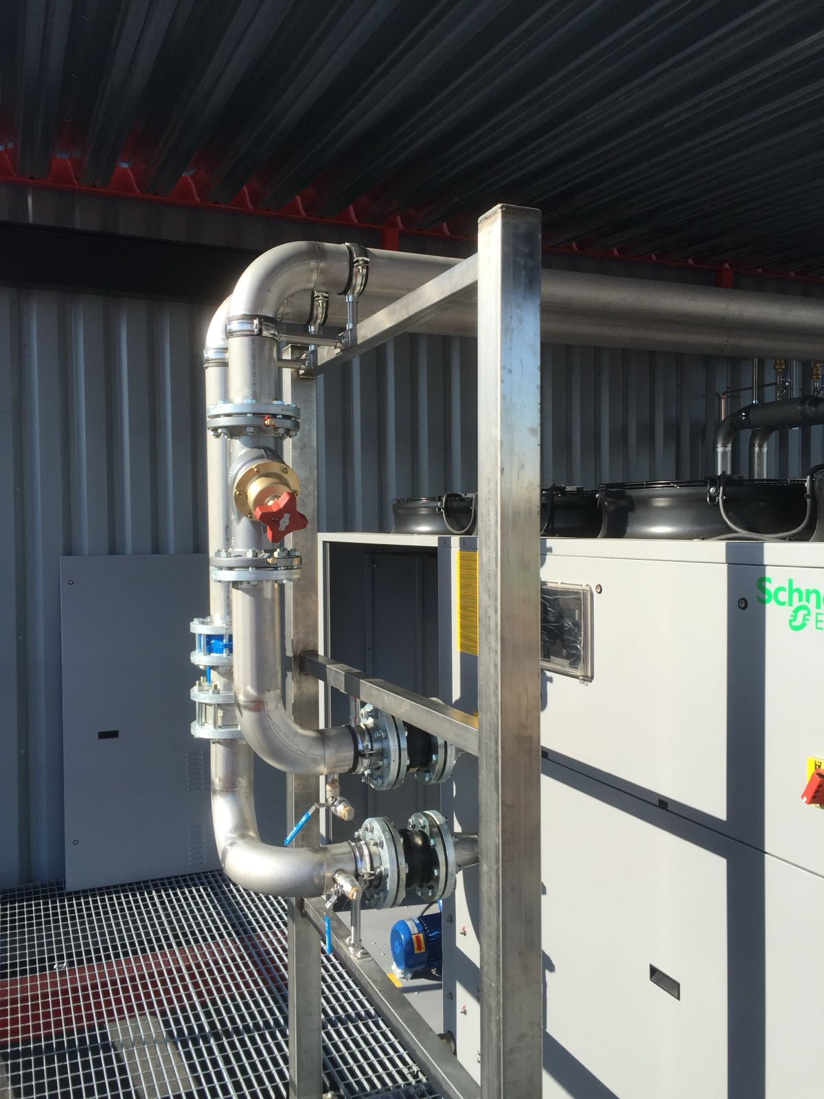 Huolelliset kupariputkien asennukset ja putkistojen eristystyöt saneerauskohteessa Sipoossa.