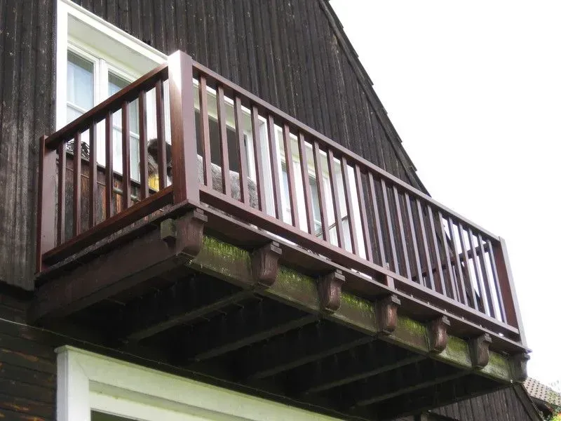 Ein Holzbalkon an der Seite eines Hauses