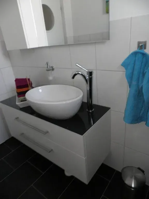 Ein Badezimmer mit Waschbecken und Spiegel