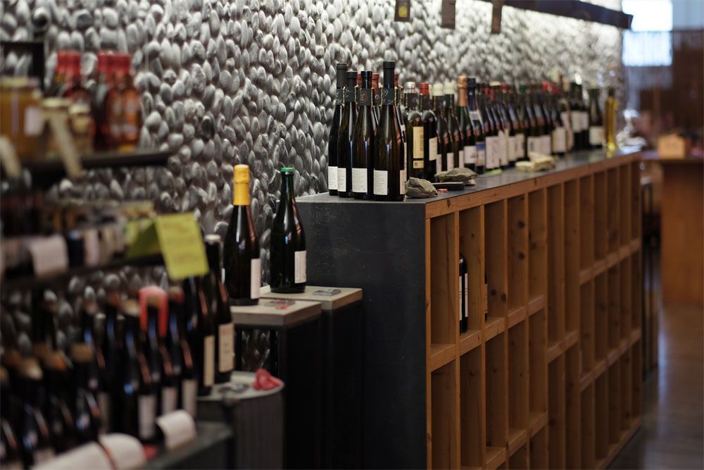 VinLibre - intérieur boutique, vente de vins naturels - Neuchâtel
