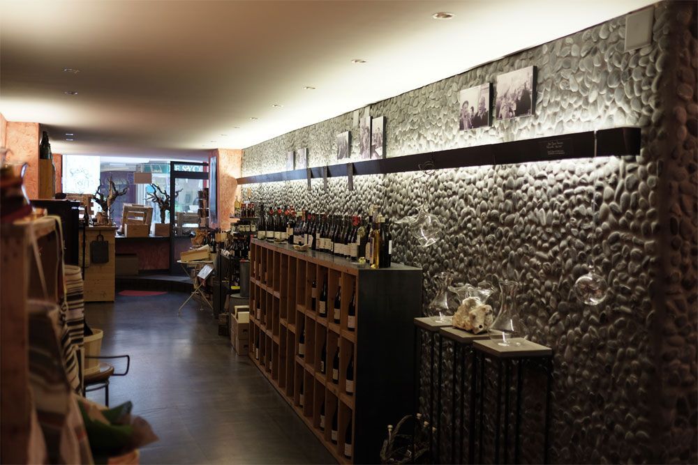 VinLibre - intérieur boutique, vente de vins naturels - Neuchâtel
