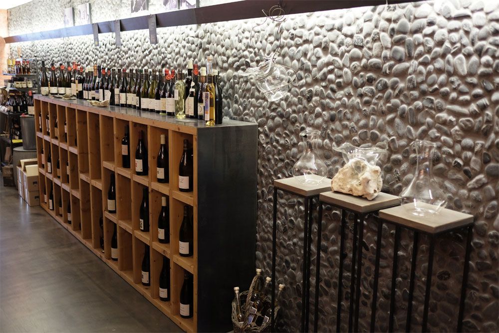 VinLibre - intérieur boutique, vente de vins naturels - Neuchâtel
