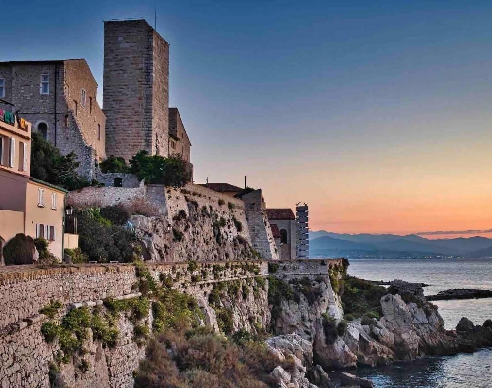 Vue des remparts d'Antibes sur la mer en soirée