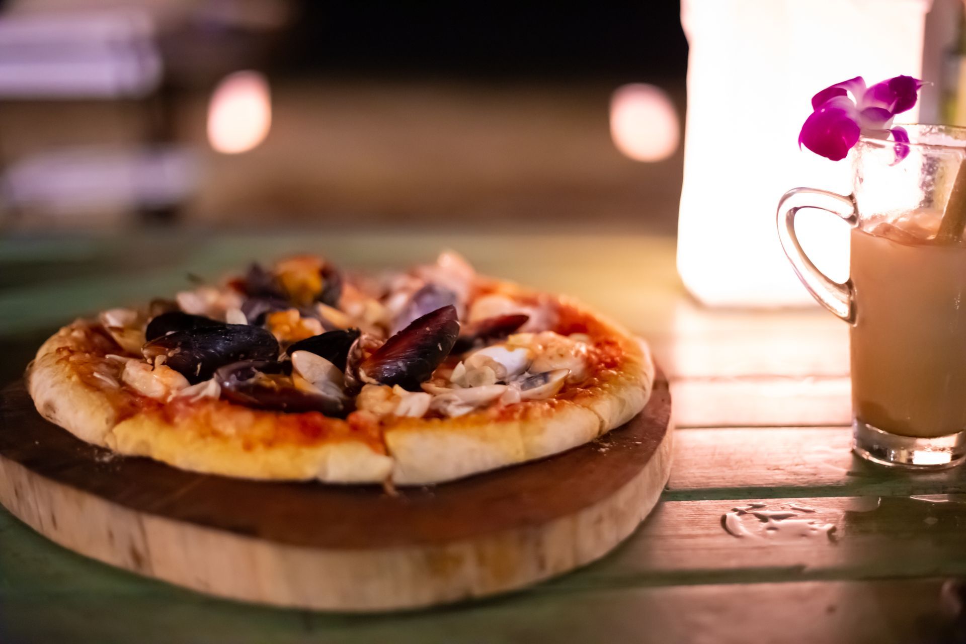 Pizza sur une planche en bois