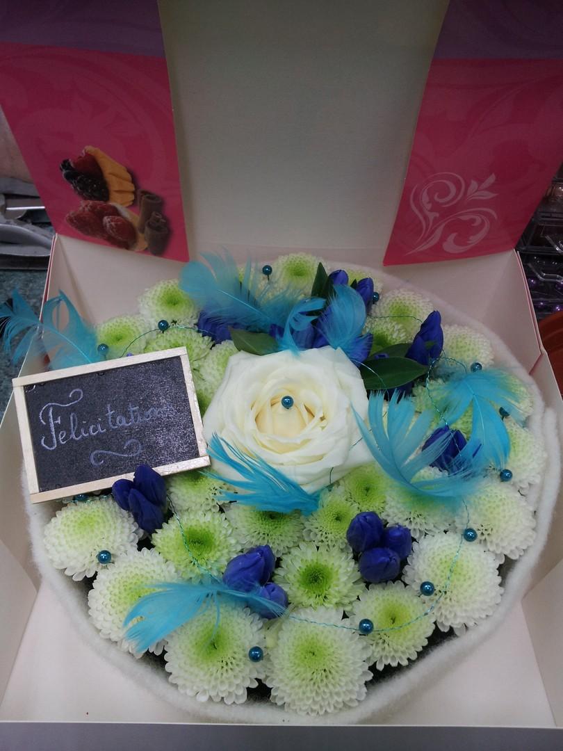 gâteau de fleurs naturelles pour une naissance