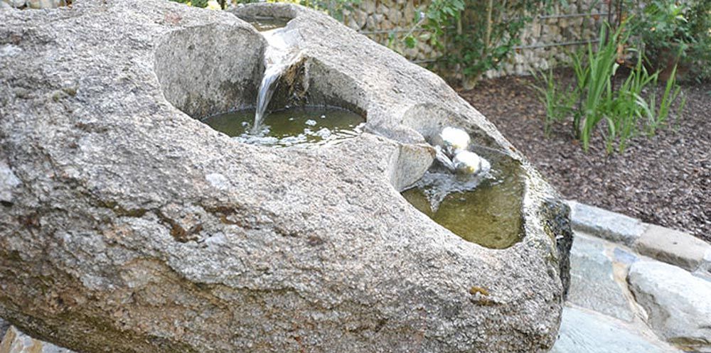 Natursteinpark Brunnen, Tröge & Wasserspiele