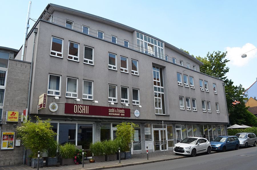 Graues Gebäude von Praxis Regine Pillo