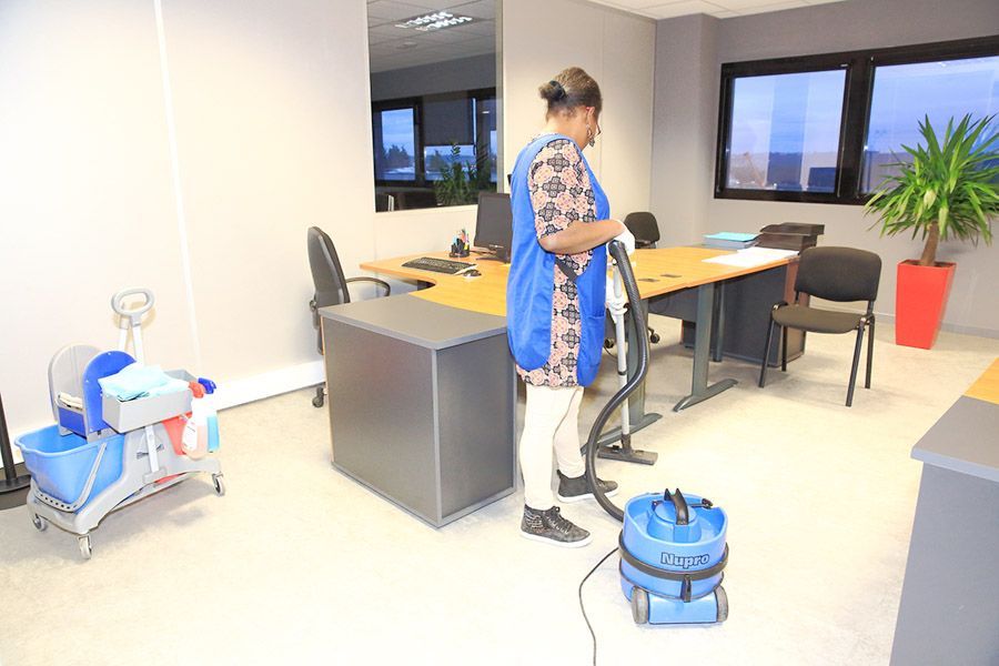 Nettoyage bureau avec aspirateur - page Vaux-le-Pénil
