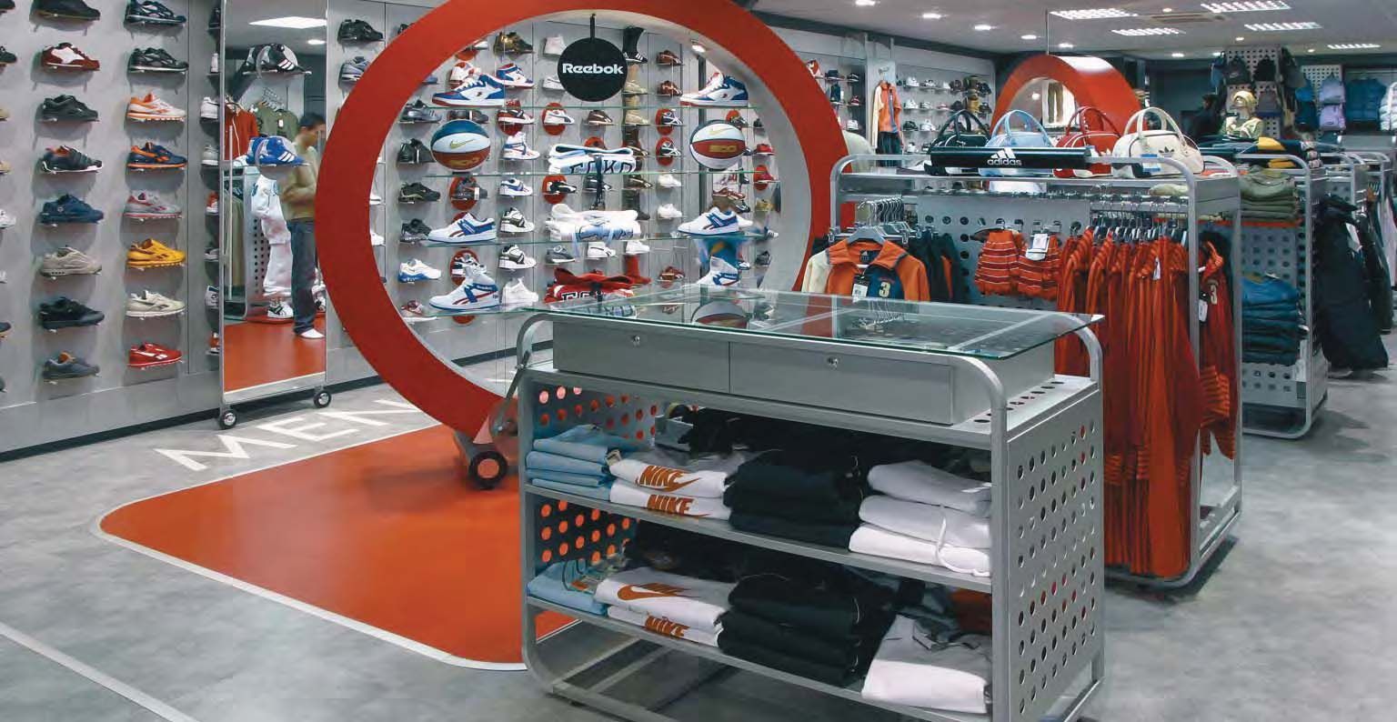 Des rayons de chaussures et vêtements de sport.