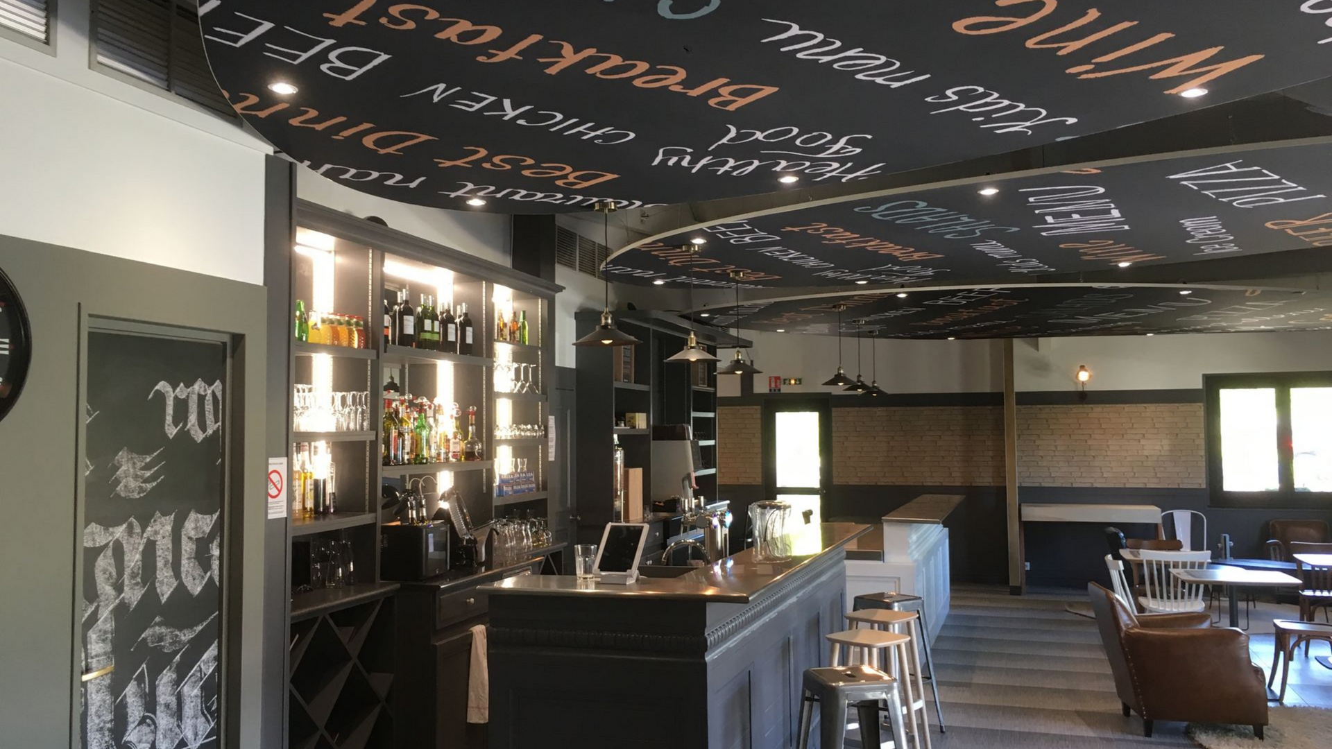 Cadres ronds en tissu pour décorer le plafond d'un bar.