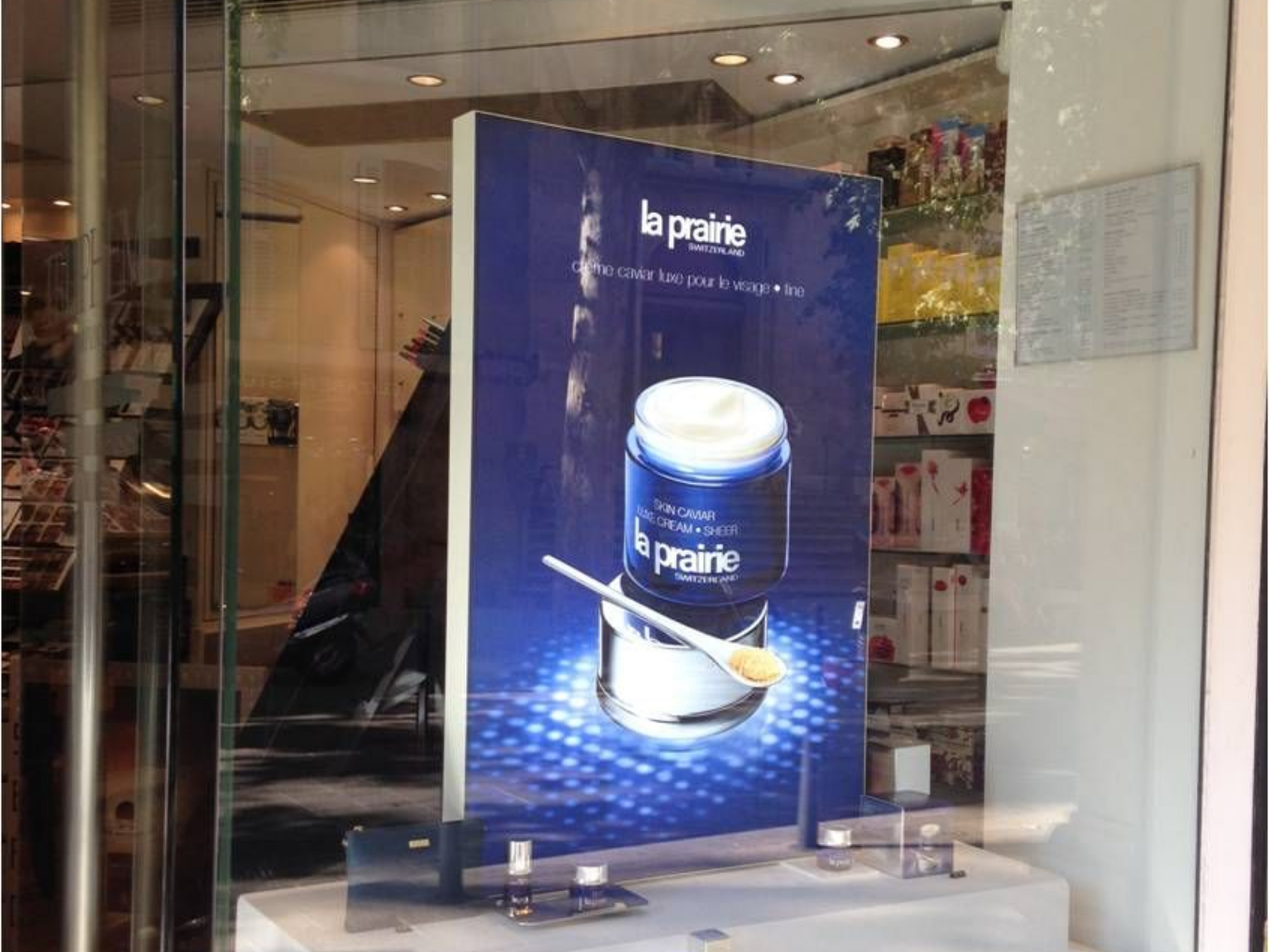 Cadre pour vitrine de magasin.