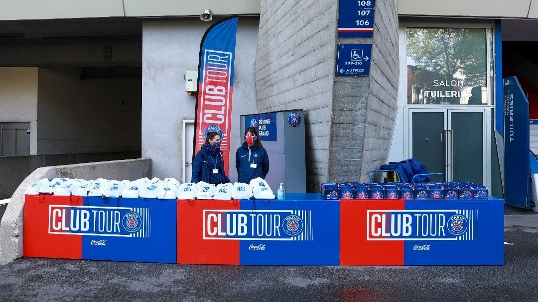 Comptoir pliant avec signalétique PSG.
