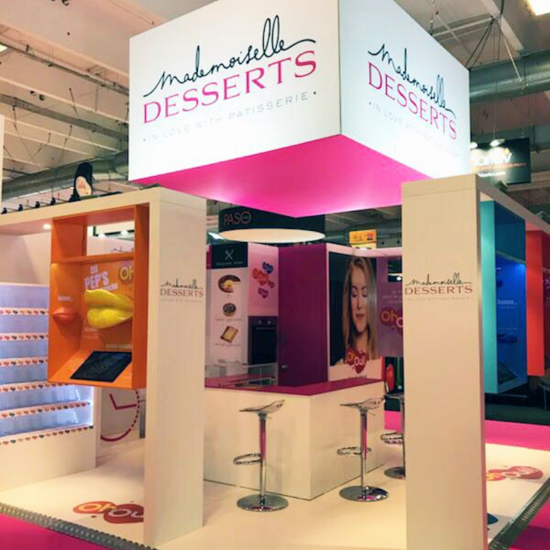 Enseigne Mademoiselle DESSERTS sur tissu tendu.