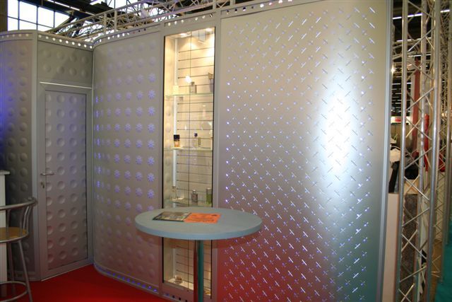 Tôle décorative pour séparer 2 espaces extérieurs.