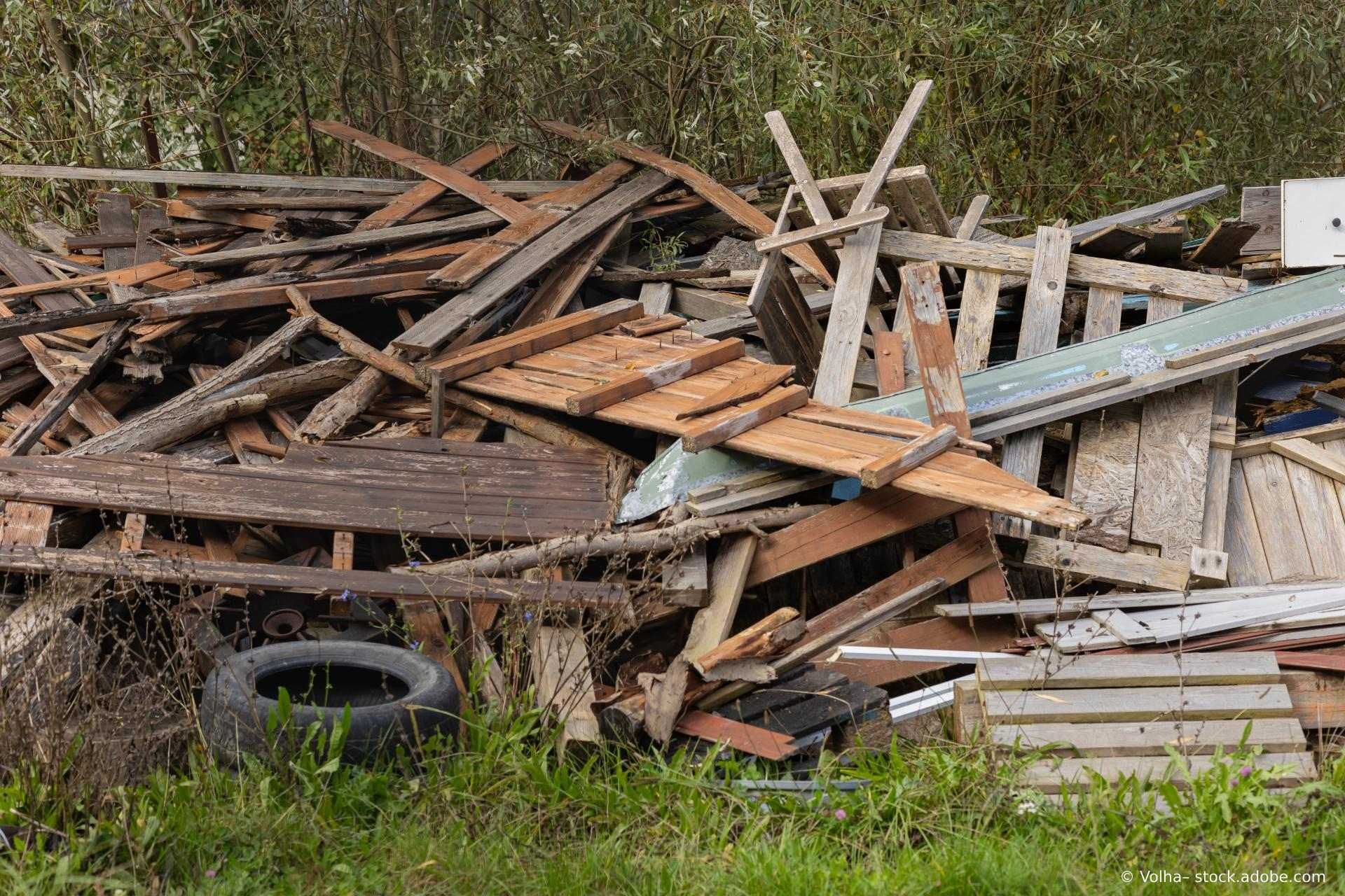 Kaputte Paletten liegen auf einem Haufen