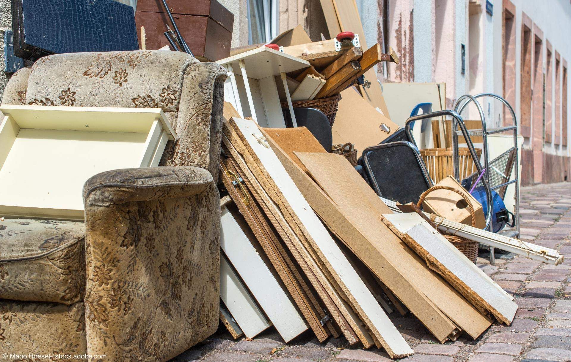 Sperrmüll steht an einer Straße