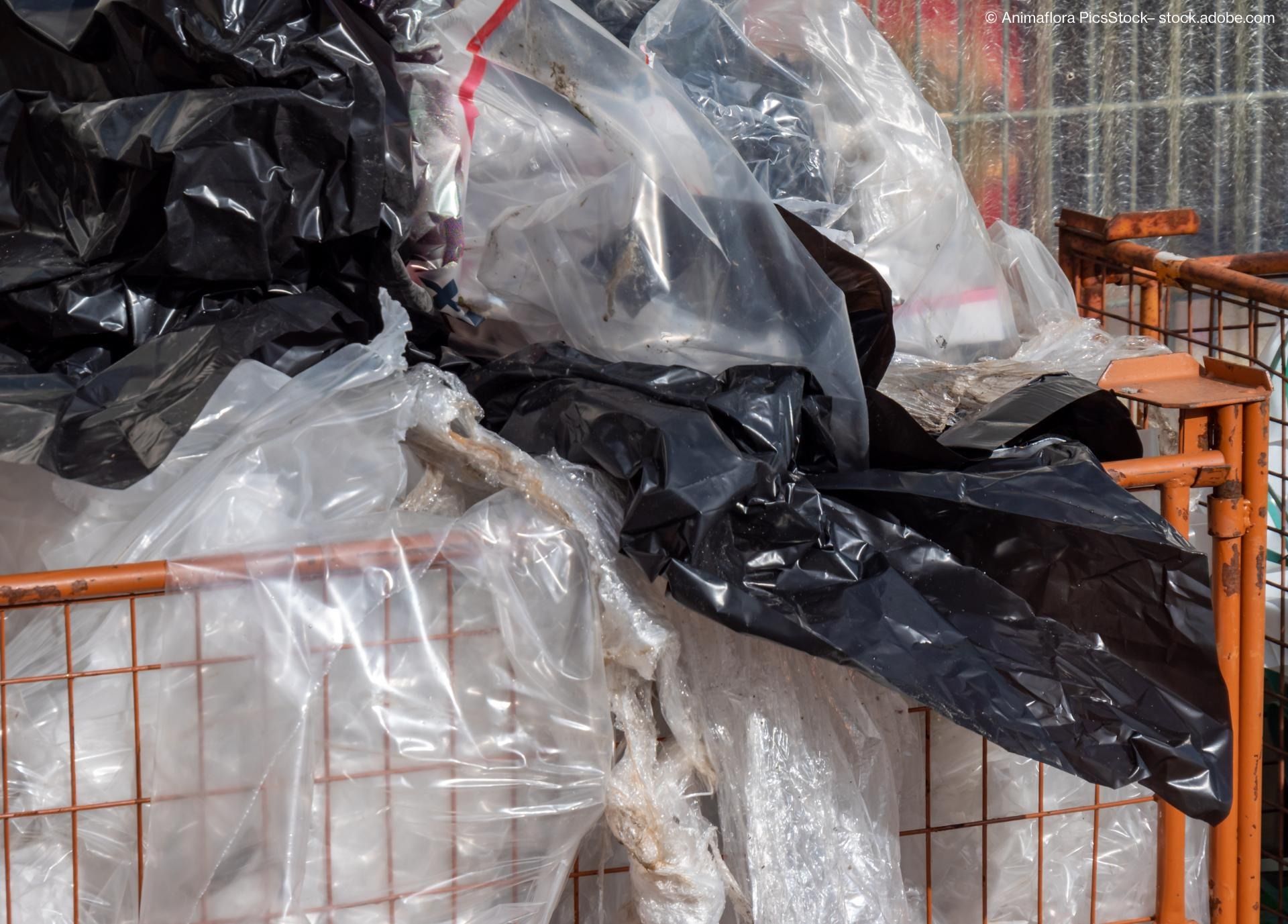 Plastikmüll ist ist einem Gitter-Container