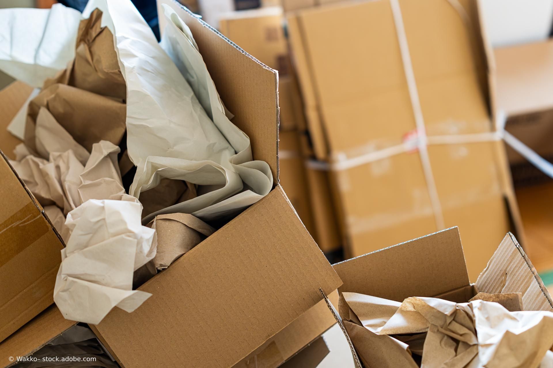 Ganz viele leere Kartons liegen auf einem Haufen